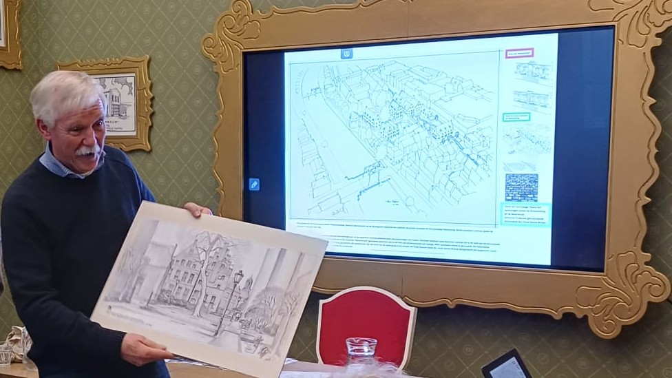 20260116 prijsuitreiking tekenwedstrijd aan winnaar Hans Hollegien foto Johan Vlaskamp bewerkt